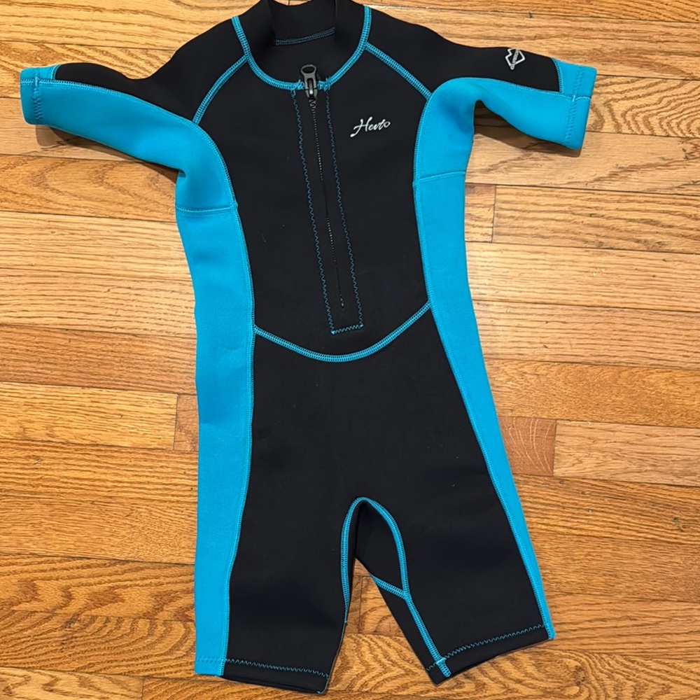 New no tags never worn Black&Blue wetsuit rash guard  Swimwear size 6 kids